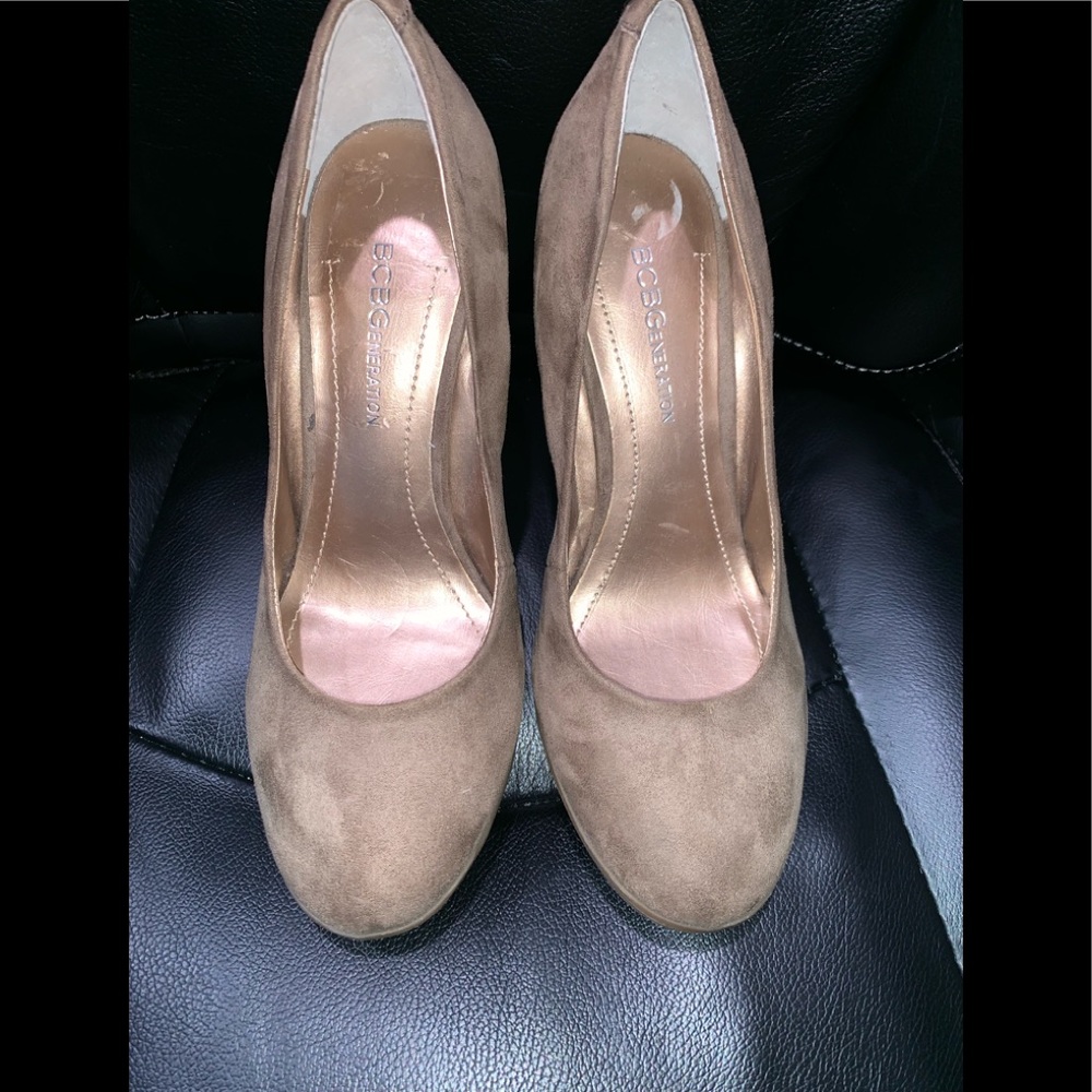BCBG tan/nude wedges size 7